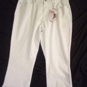 Signature Levi Strauss Women's Mid-Rise capri